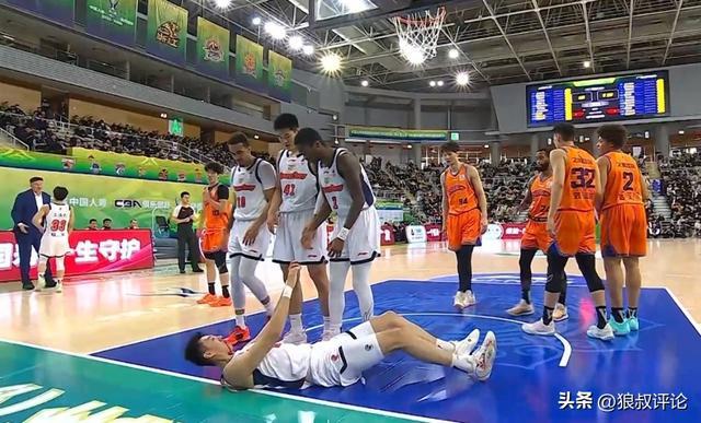 亚冠联赛直播-惨烈！王少杰鼻子被打出血被迫下场治疗引关注 杜锋脸如铁色